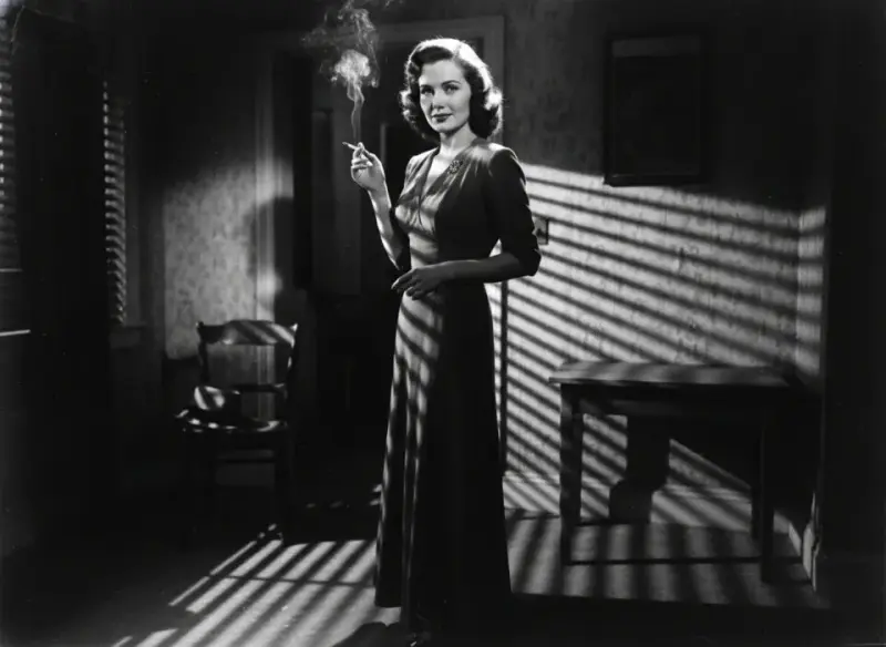 Femme fatale w kinie noir. Analiza archetypu kobiety fatalnej, która zdominowała mroczne ekrany złotej ery Hollywood.