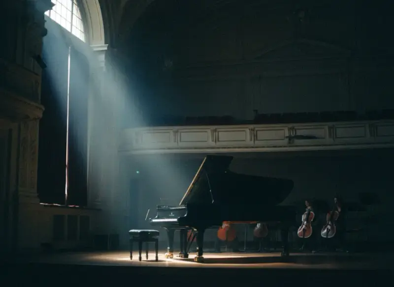 Neoklasycyzm w muzyce filmowej. Poznaj kompozytorów, którzy łączą minimalizm z wielką orkiestrą.